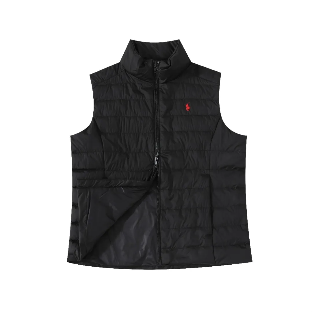P370 #R55 Ralph Laura Ralph Lauren's classic thin down vest. The milky white color is really heartwarming at first glance~ Soft and white, it instantly breaks the feeling of autumn and winter! Navy blue, retro college style soul, more special than black, more retro than white! It’s a bookish color! Pair it with a sweater or sweatshirt of the same color to complete the American retro feel! Classic, durable and elegant, it’s a style you can’t go wrong with if you close your eyes! The classic black cool and versatile king, the anchor of your wardrobe! Invincible slimming! Super versatile! The scheming version will look good on whoever wears it! Small sisters can wear it to show off their proportions without weighing them down ~ Even fat sisters can wear it with confidence, and the effect of hiding body fat is great! The inside is also very durable: 90% high-quality white duck down, 150g filling, the key is to be light and warm! It’s not burdensome to wear at all~ The inside is also treated with anti-slip velvet treatment, and the details are perfect! The classic pony logo is the finishing touch and adds a sense of sophistication. This winter, it can really make you warm and beautiful!  Color: Creamy White Black Navy Size: S M L XL Length: 63 64 65 66 Bust: 110 114 118 122 Shoulder Width: 41 42 43 44